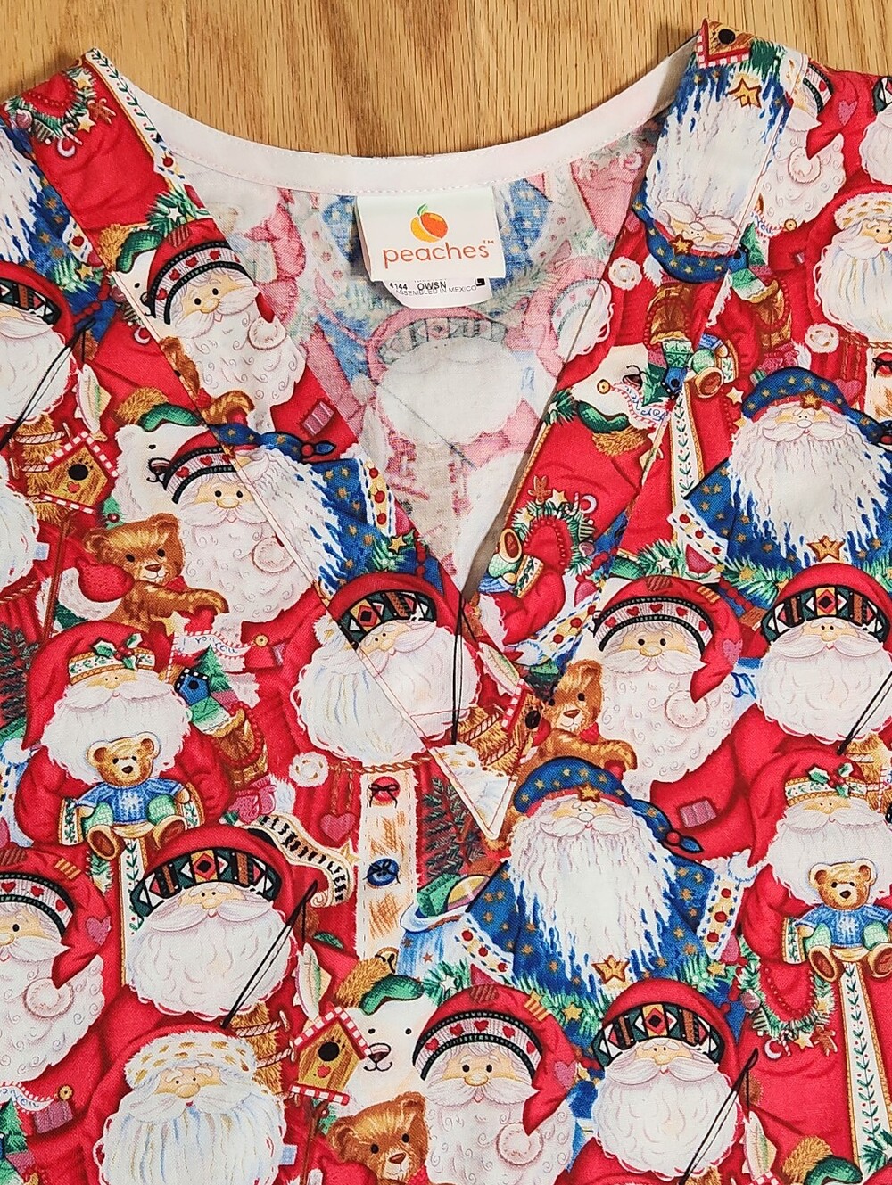 Peaches Scrub Size Large Christmas Theme Santas Teddy Bears Cotton Holiday